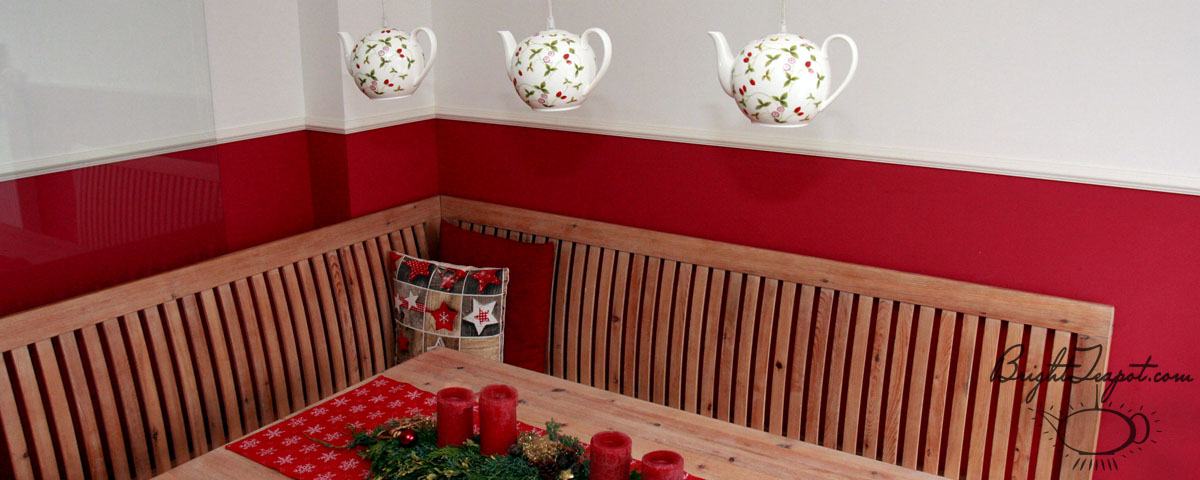 Teapot lamp with strawberries